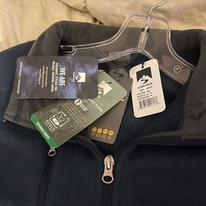 New with tags Storm Creek zip up sweater w/ Dry-Tex lining. Navy size XL